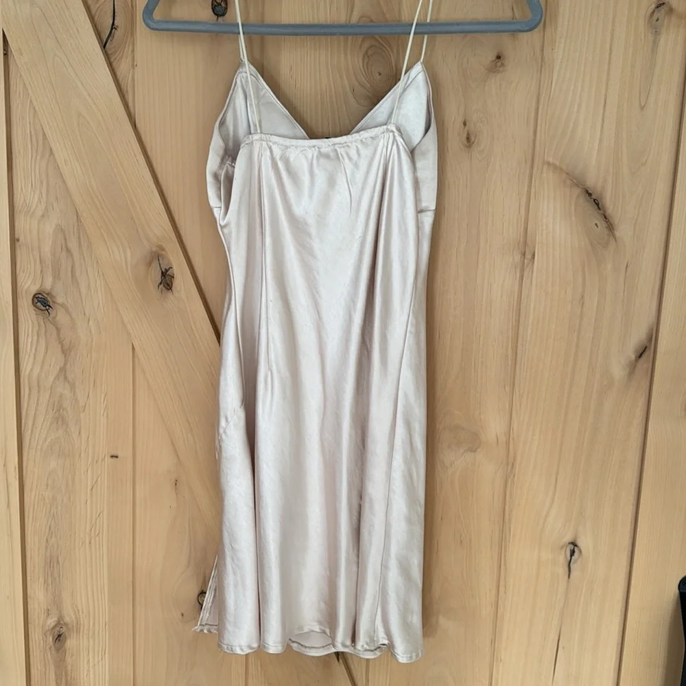 Short silky dress - Picture 3 of 3